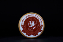 During the Cultural Revolution. Chairman Maos paper-cut version of porcelain Image chapter bag Old Fidelity genuine commemorative medal badge collection