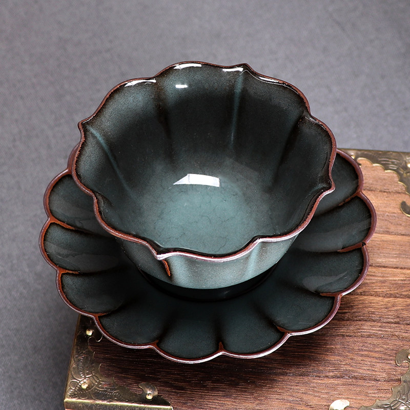 Longquan Qing porcelain teacup ice crack iron tire owner tasting cup ceramic kung fu tea set pure hand-made single cup small tea cup