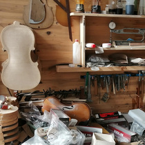 Violin identification paint valuation large and medium violin repair repair repair repair head repair panel vertical column