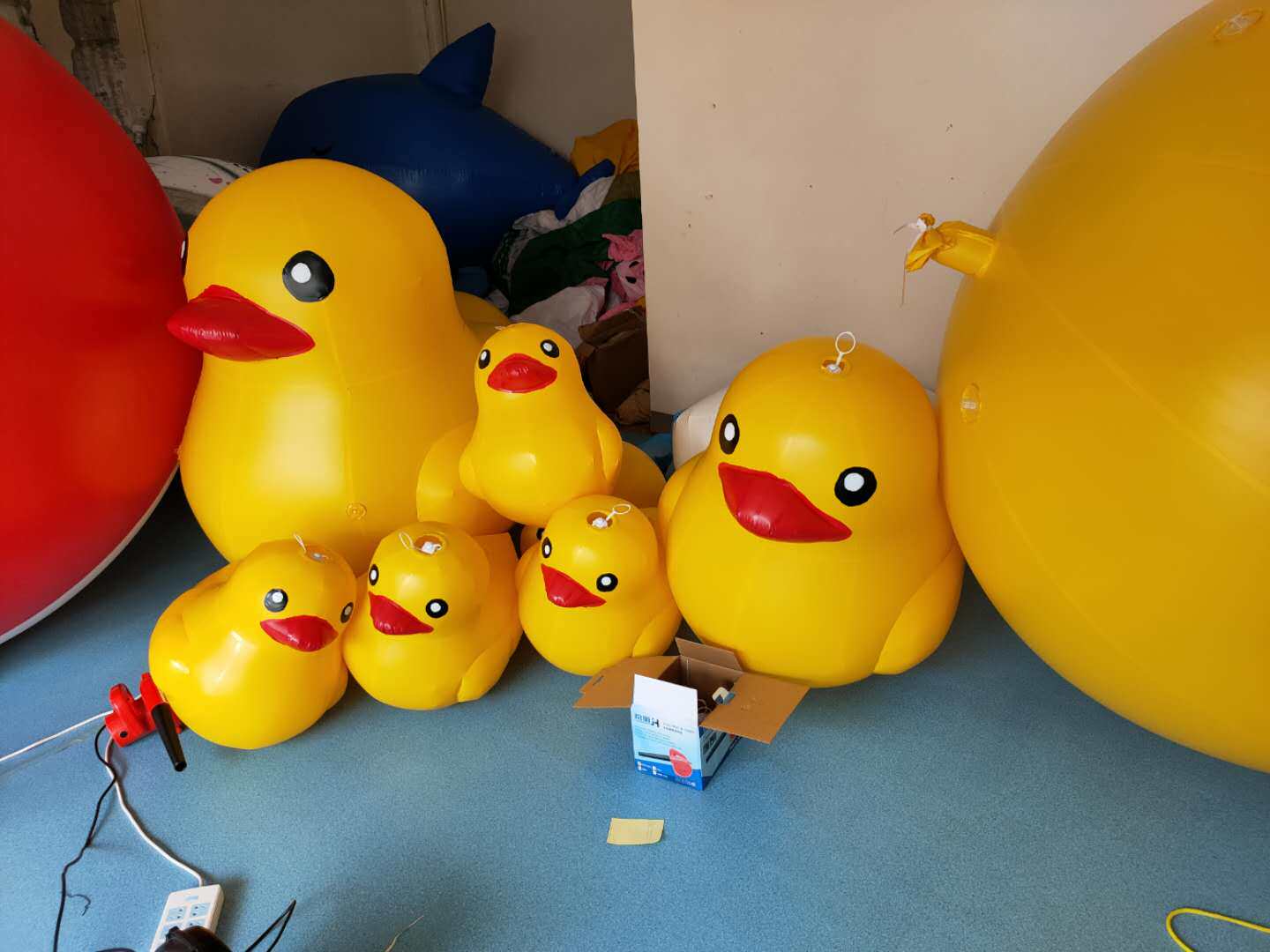Inflatable water big yellow duck air mold closed PVC network red Hong Kong large yellow duck cartoon white goose shooting ads