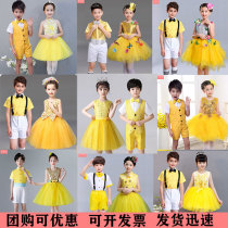 61 children acting out of the Princess Skirt Fluffy Skirt Male Girl Performance Recital of the Yellow Primary School Choir