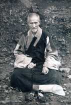 The old monk of Xuyun is like a eminent monk. Master Dade Xuyun is 120 years old. The picture of the Buddha is a picture of the Buddha.