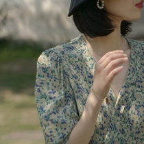 2021 new summer French vintage green gentle style design sense wear foreign flower shirt short sleeve V collar female