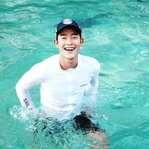 Long-sleeved swimsuit Wetsuit jellyfish suit snorkeling suit Mens split swimming trunks Sunscreen warm hot spring swimsuit preparation suit