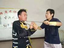 Steel throat lock acrobatic stunt Qigong prop teacher personally taught acrobatic silver gun to stab the throat