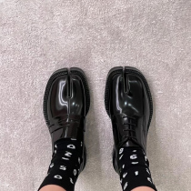 In 2023 the new thick bottoe tabi toe female Englishshoe and horseshoe leather pig shoes