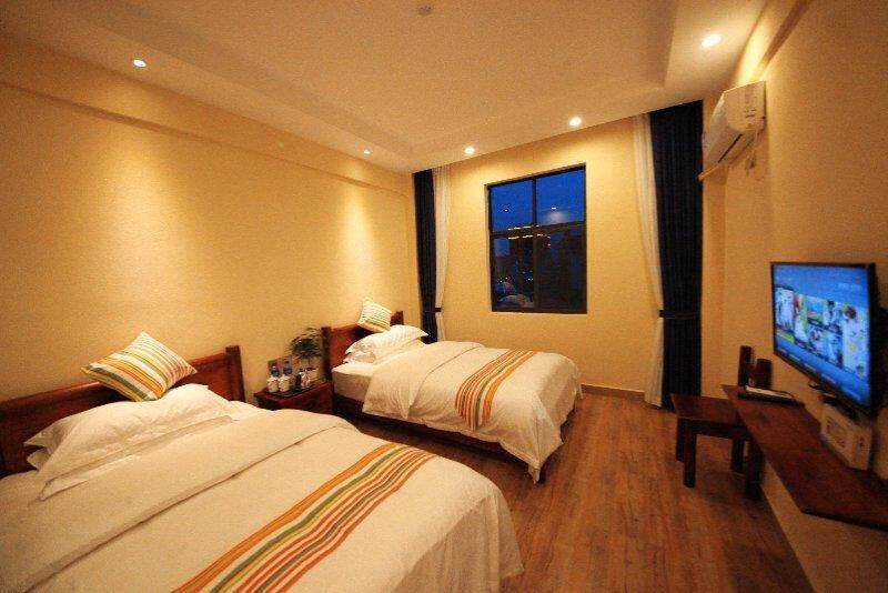 A single queen-bed room at Yuechen Inn in Dali City