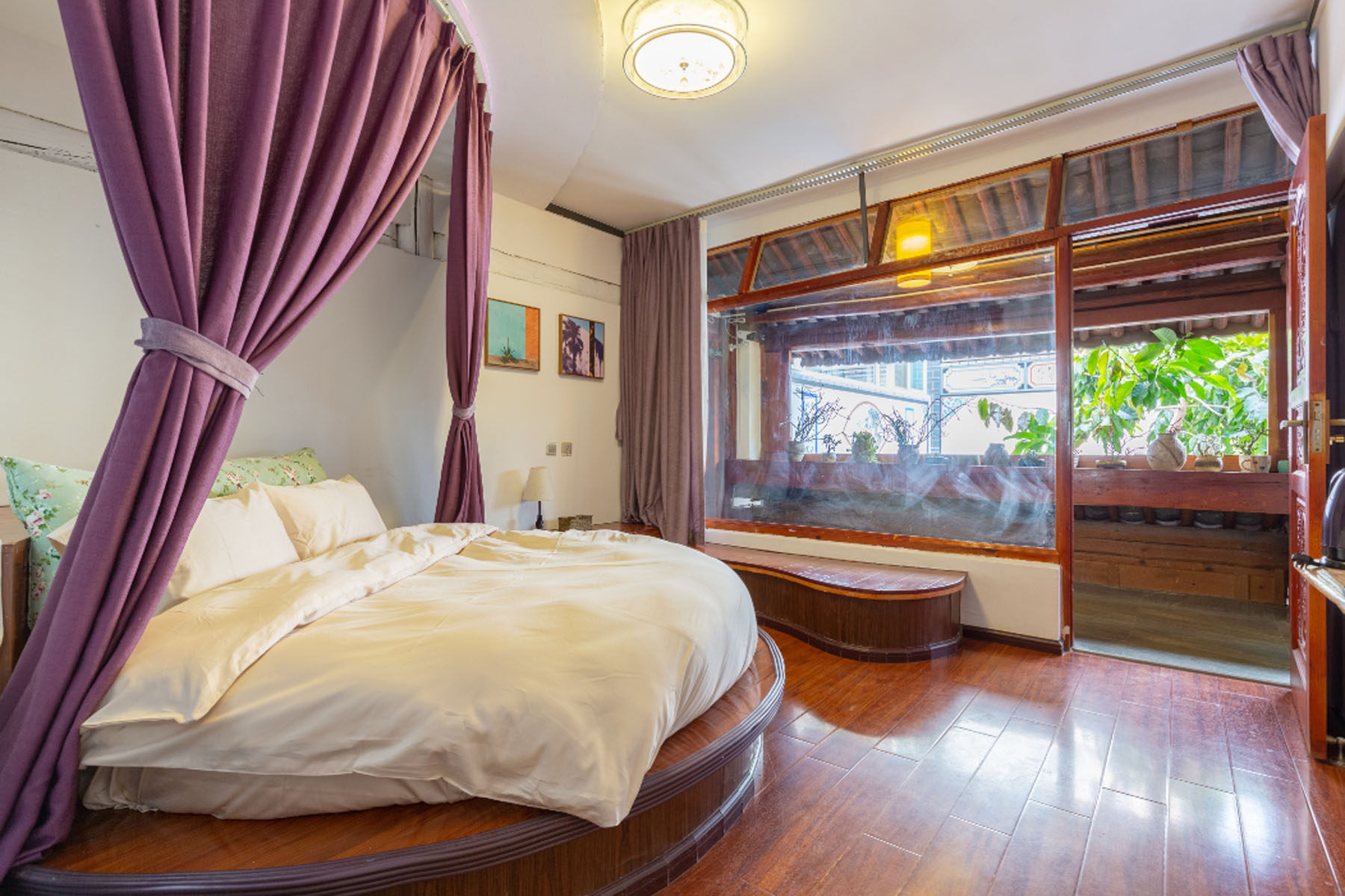 Dali ancient city clumsy boutique inn round bed room
