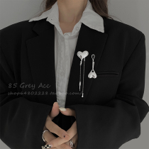 In 2023 the new liquid love stream brooch female in the small design of hip hop advanced suit needle accessories