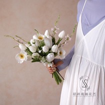 Emulated flower white poppy tulip bride photographed hand holding a flower wedding wedding wedding photo shoot the bouquet of the bouquet