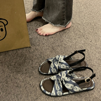 LISA TAYLOR really makes people feel several times better. French flat bottom with Roman sandals