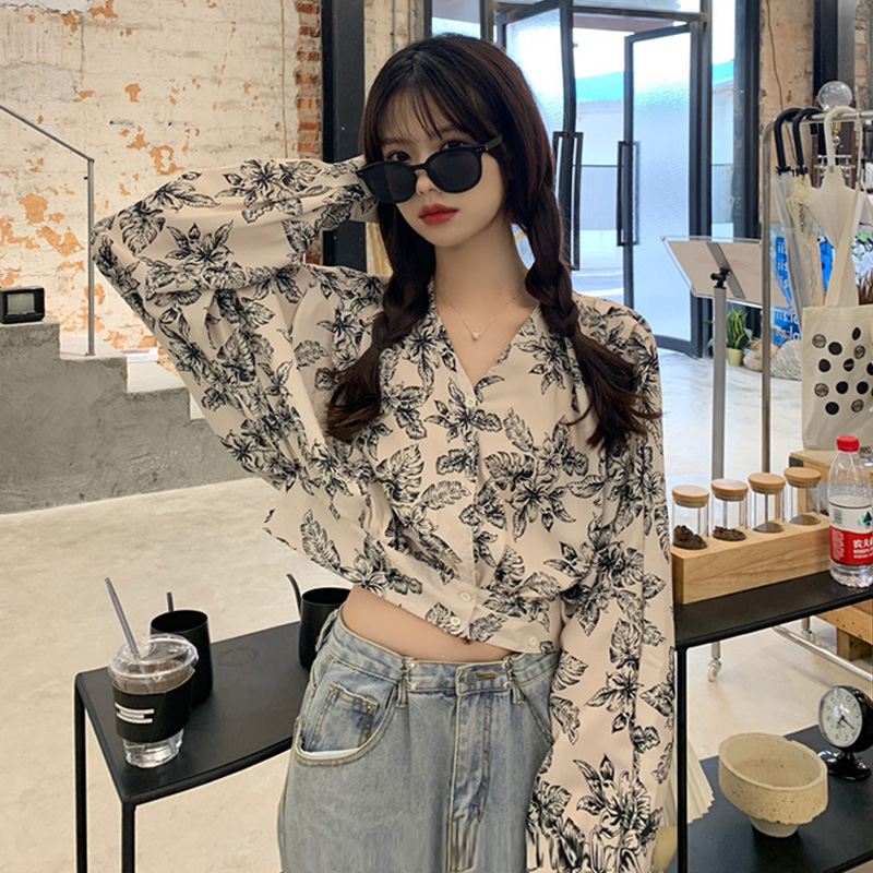 Vintage and dress-up shredded flower shirt womens design sense small crowd spring short dew umbilical top loose V-neck long-sleeved shirt