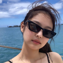 Polarized sunglasses female tide European and American hot girls wind street shot retro cats eye small face super cool sun eye Jennie sunglasses