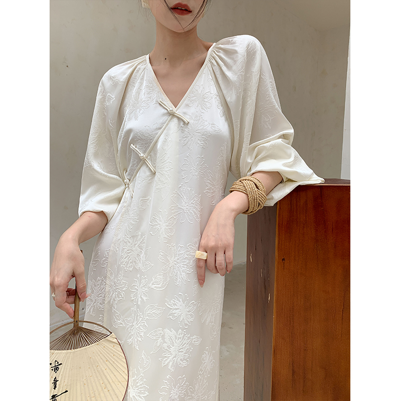 JWUNIQUE 米白色V领长袖连衣裙女秋季2023新款显瘦气质时尚长裙子