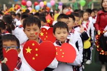 Childrens red song chorus holding five-pointed star Chinese heart dance performance Creative Sports Meeting opening ceremony props