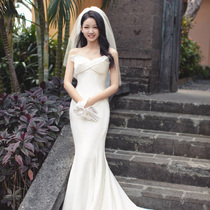 White sexy bandeau light wedding dress 2021 new simple slim-fitting bride wedding travel satin wedding dress small tail