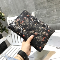 Mens handbag Chater Boomers Handbags Han version Fashion Large-capacity Envelope Bag Pattern Cloth Hand Grab Bag Individuality Mens Bag