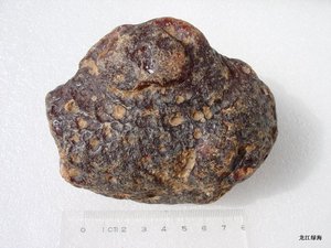 北红玛瑙球摆件 熔岩形状天然原皮 无大裂 水冲原石雕料 680克。