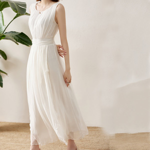高级感真丝白色连衣裙夏2024新款法式无袖吊带桑蚕丝海边沙滩长裙